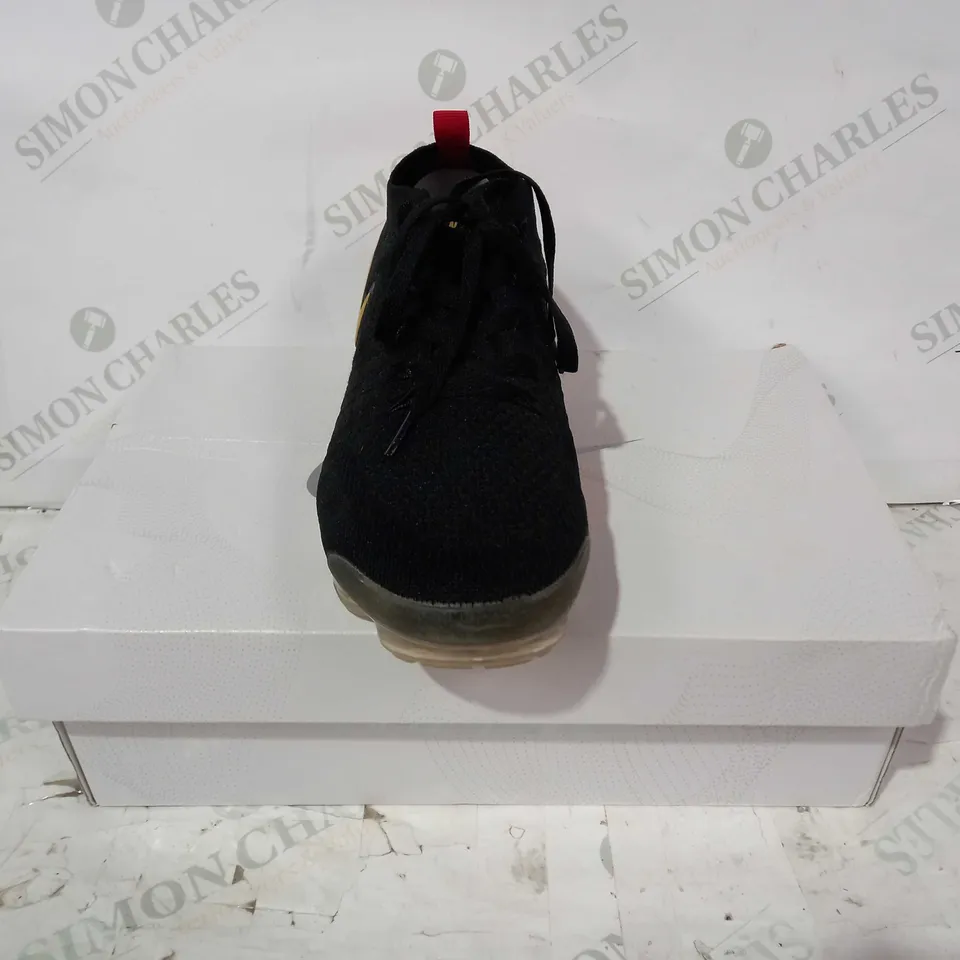 BOXED PAIR OF NIKE AIR VAPORMAX FLYKNIT 3 SHOES IN BLACK/RED UK SIZE 7
