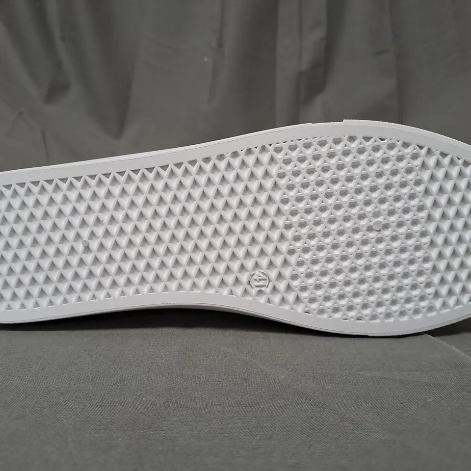 BOXED PAIR OF DESIGNER SHOES IN WHITE EU SIZE 41