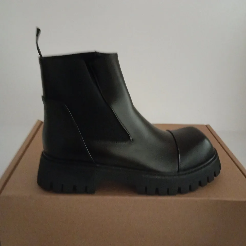 BOXED PAIR OF KOI FREEDOM BLACK SQUARE TOE BOOTS - SIZE 9