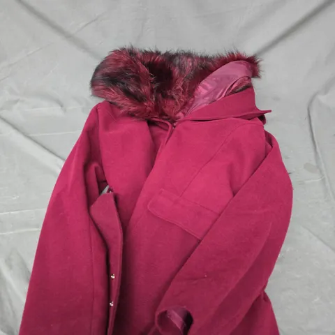 DOROTHY PERKINS WOMEN'S BURGUNDY COAT WITH FAUX FUR HOOD – UK 16 (EU 44)