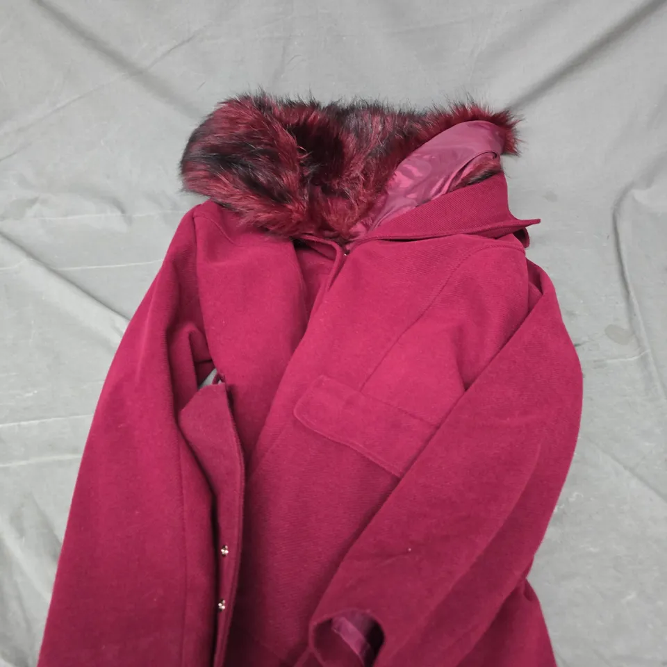 DOROTHY PERKINS WOMEN'S BURGUNDY COAT WITH FAUX FUR HOOD – UK 16 (EU 44)