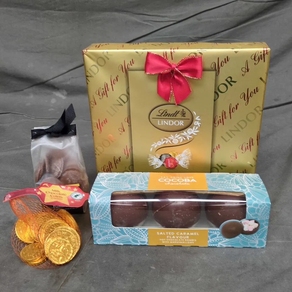 APPROXIMATELY 10 ASSORTED CHOCOLATE ITEMS TO INCLUDE LINDOR, HOTEL CHOCOLAT AND CHOCOLATE COINS, ETC