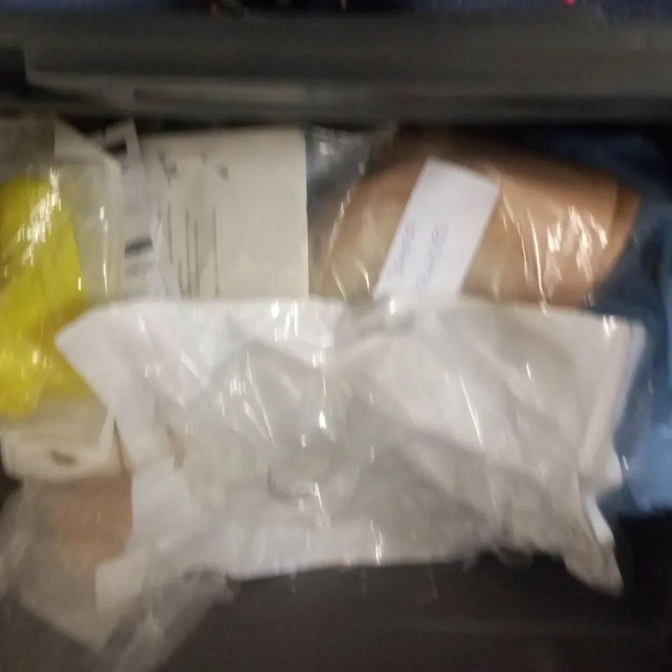 LOT OF APPROXIMATELY 20 ASSORTED HEALTH AND BEAUTY ITEMS TO INCLUDE BEAUTY NECK IMPORTERS, HAIR SCRUNCHIES AND REPLACEMENT BRUSHES