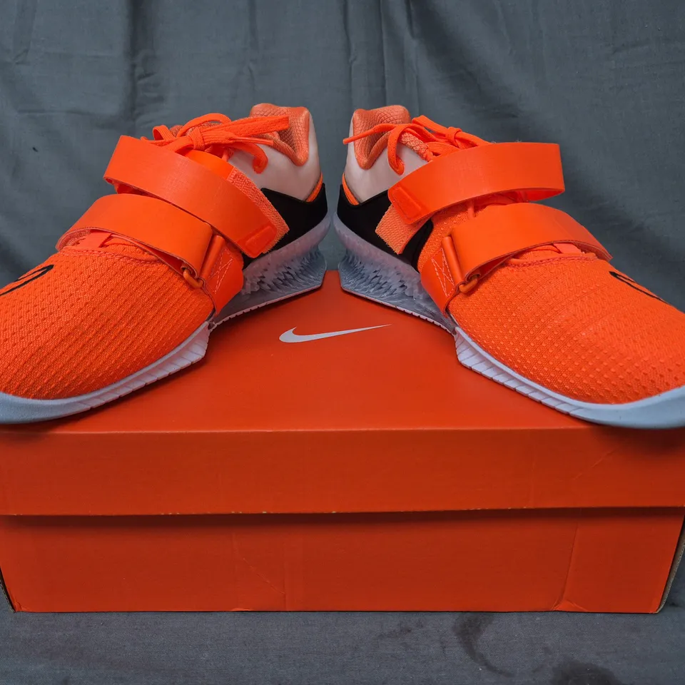 BOXED PAIR OF NIKE ROMALEOS 4 SHOES IN ORANGE UK SIZE 9