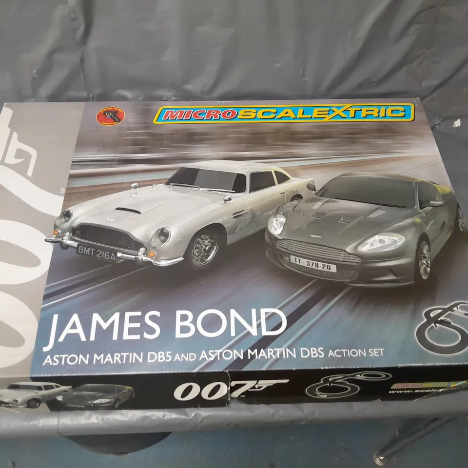 MICRO SCALEXTRIC 007 JAMES BOND ASTON MARTINI DB5 AND DBS ACTION SET