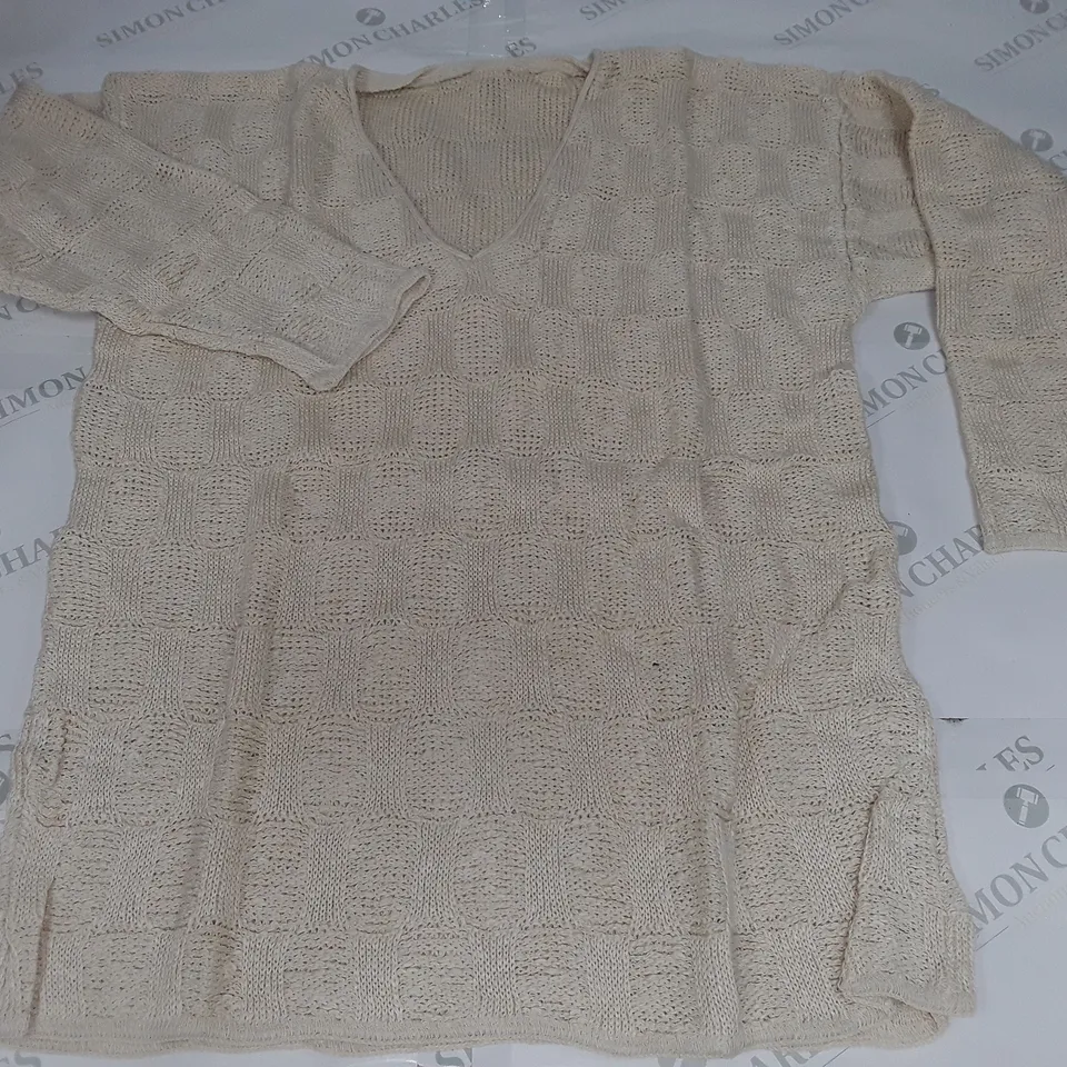 LOT OF APPROXIMATELY 20 V-NECK JUMPERS IN CREAM - SIZE UNSPECIFIED