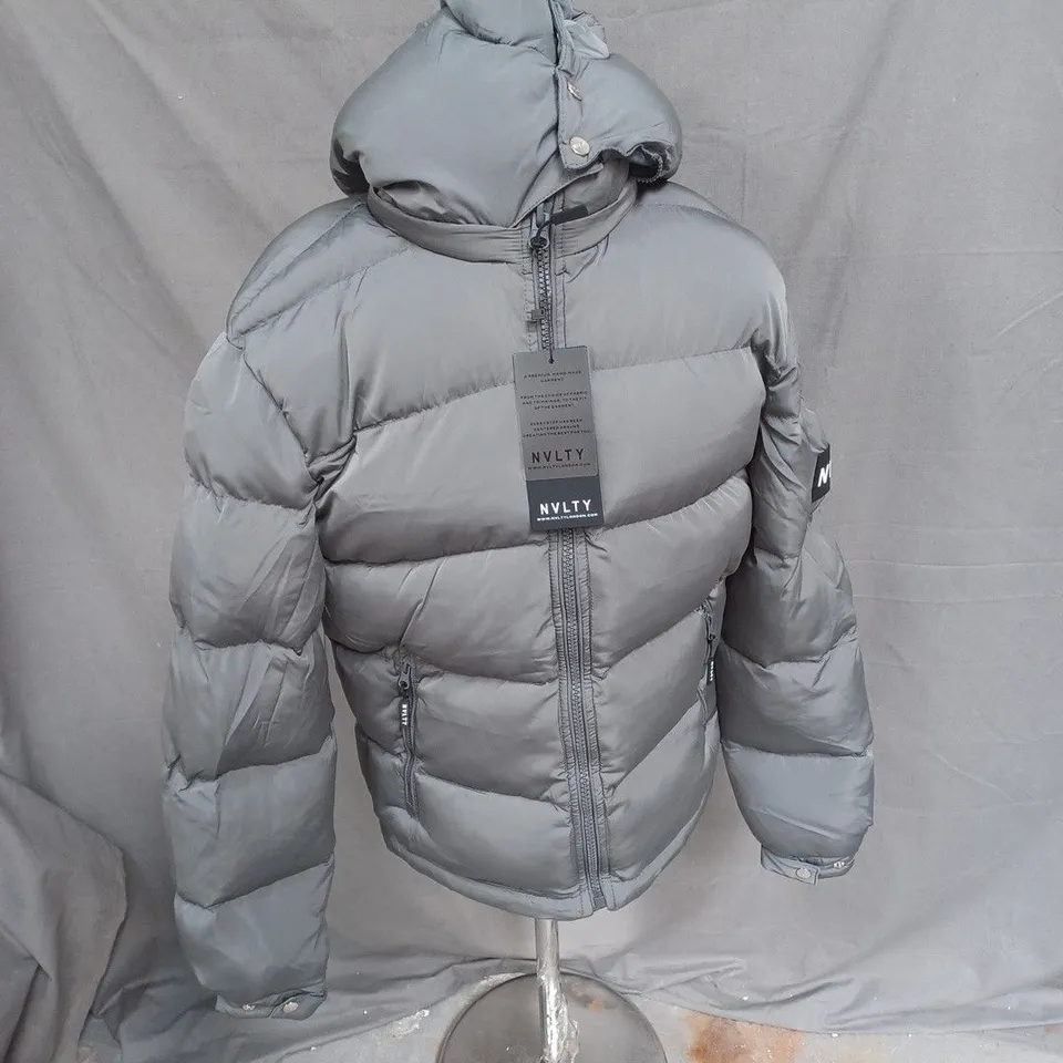 NVLTY ESSENTIAL PUFFER JACKET IN CHARCOAL GREY SIZE S