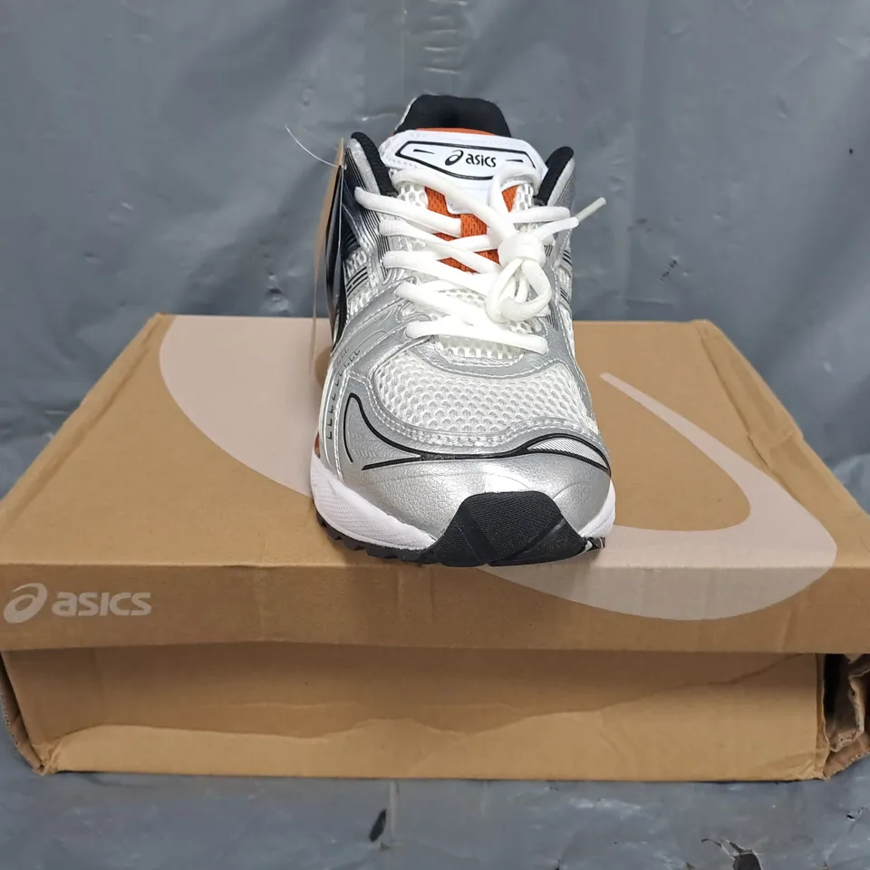 BOXED PAIR OF ASICS TRAINERS IN WHITE/SILVER/ORANGE SIZE EU 44