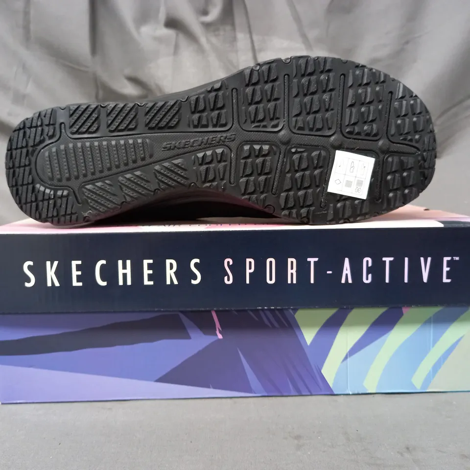 BOXED PAIR OF SKECHERS TRAINERS IN BLACK SIZE 6.5