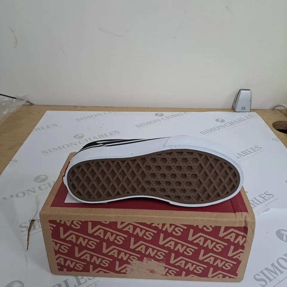 BOXED PAIR OF VANS WARD JUNIOR SHOES SIZE 11