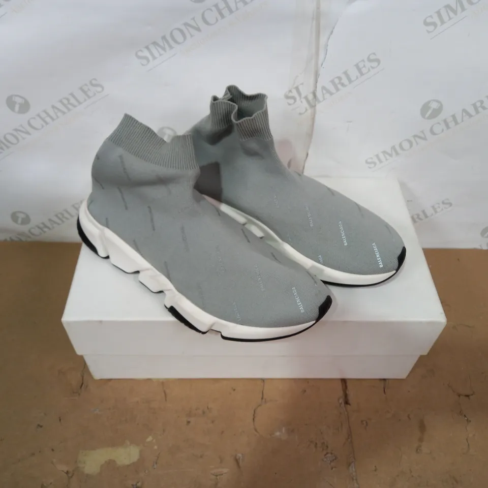 BOXED PAIR OF DESIGNER GREY/WHITE TRAINERS SIZE 6