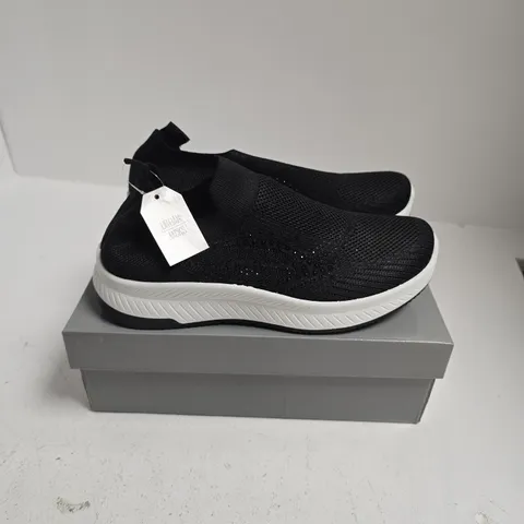 BOXED PAIR OF URBAN JACKS NEGRONI SHOES IN BLACK - UK 6