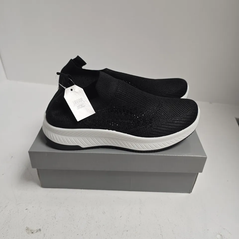 BOXED PAIR OF URBAN JACKS NEGRONI SHOES IN BLACK - UK 6