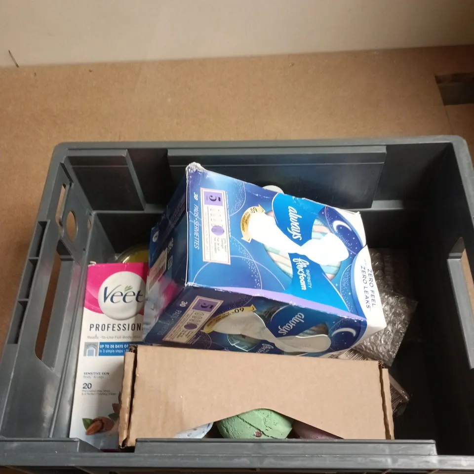 BOX OF APPROXIMATELY 10 ASSORTED BEAUTY PRODUCTRS INCLUDING 3X BATH BOMBS, 30X ALWAYS PADS AND A ROSE PETAL NATURAL SOAP BAR