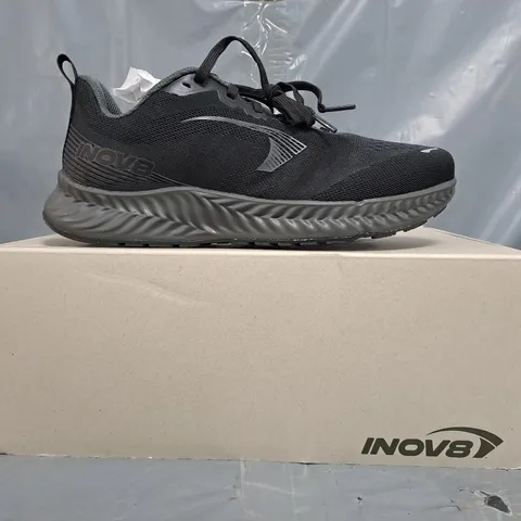 BOXED PAIR OF INOV8 ROADFLY WOMEN'S TRAINERS IN BLACK SIZE 7.5