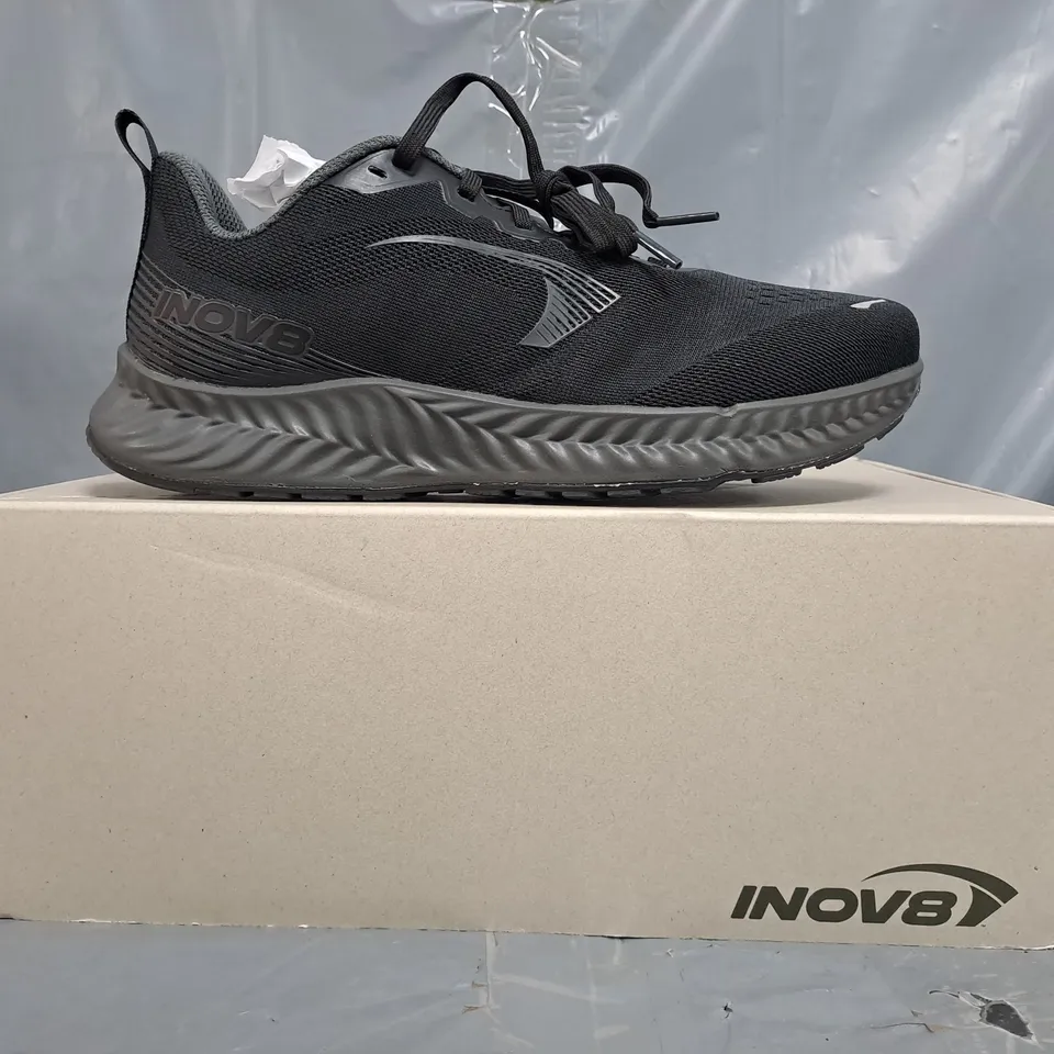 BOXED PAIR OF INOV8 ROADFLY WOMEN'S TRAINERS IN BLACK SIZE 7.5