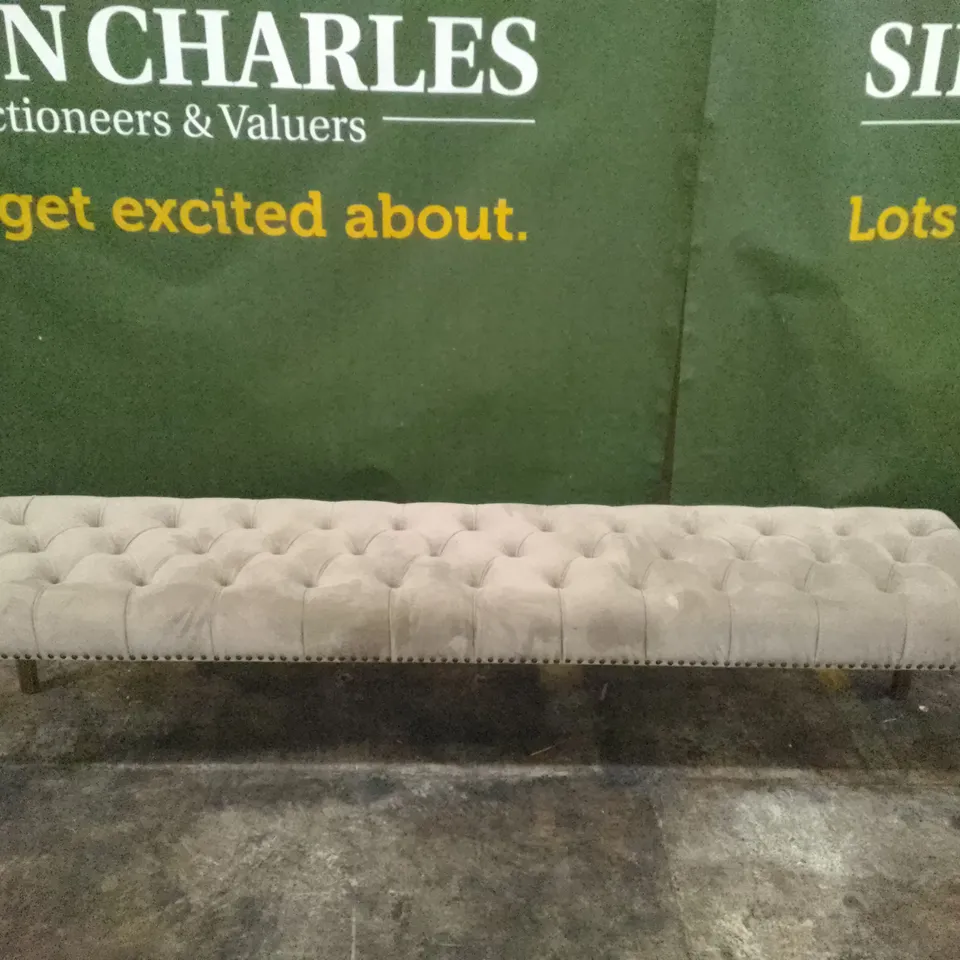 DESIGNER GREY BUTTONED FABRIC UPHOLSTERED BENCH WITH STUDDED DETAIL