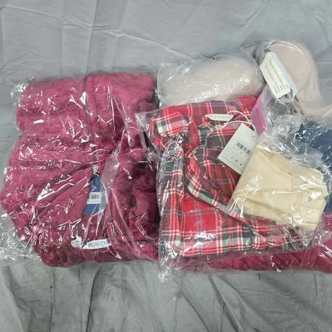 APPROXIMATELY 12 ASSORTED CLOTHING ITEMS IN VARIOUS COLOURS, SIZES, AND STYLES TO INCLUDE BRANDS SUCH AS SLENDERELLA, CYBERJAMMIES, GUY DE FRANCE, ETC