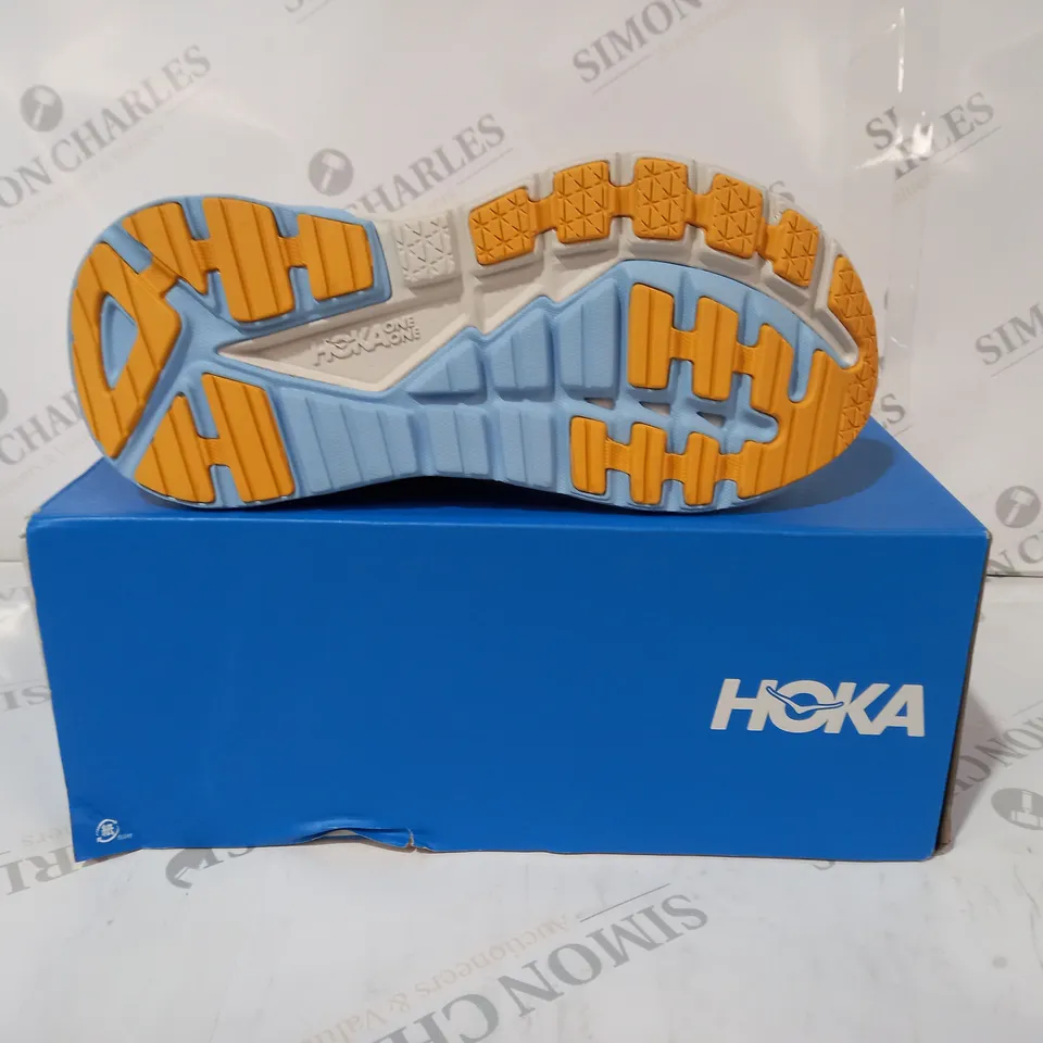 BOXED PAIR OF HOKA GAVIOTA 4 WIDE TRAINERS IN ORANGE/BLUE UK SIZE 6.5