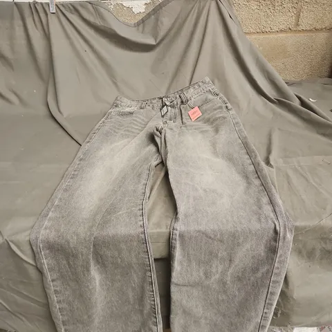 PRETTYLITTLETHING GREY FADED WASH STRAIGHT LEG JEANS – UK 10