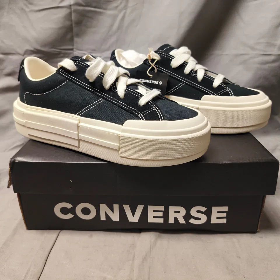 BOXED PAIR OF CONVERSE FLATFORM SHOES IN BLACK/CREAM SIZE UK 5