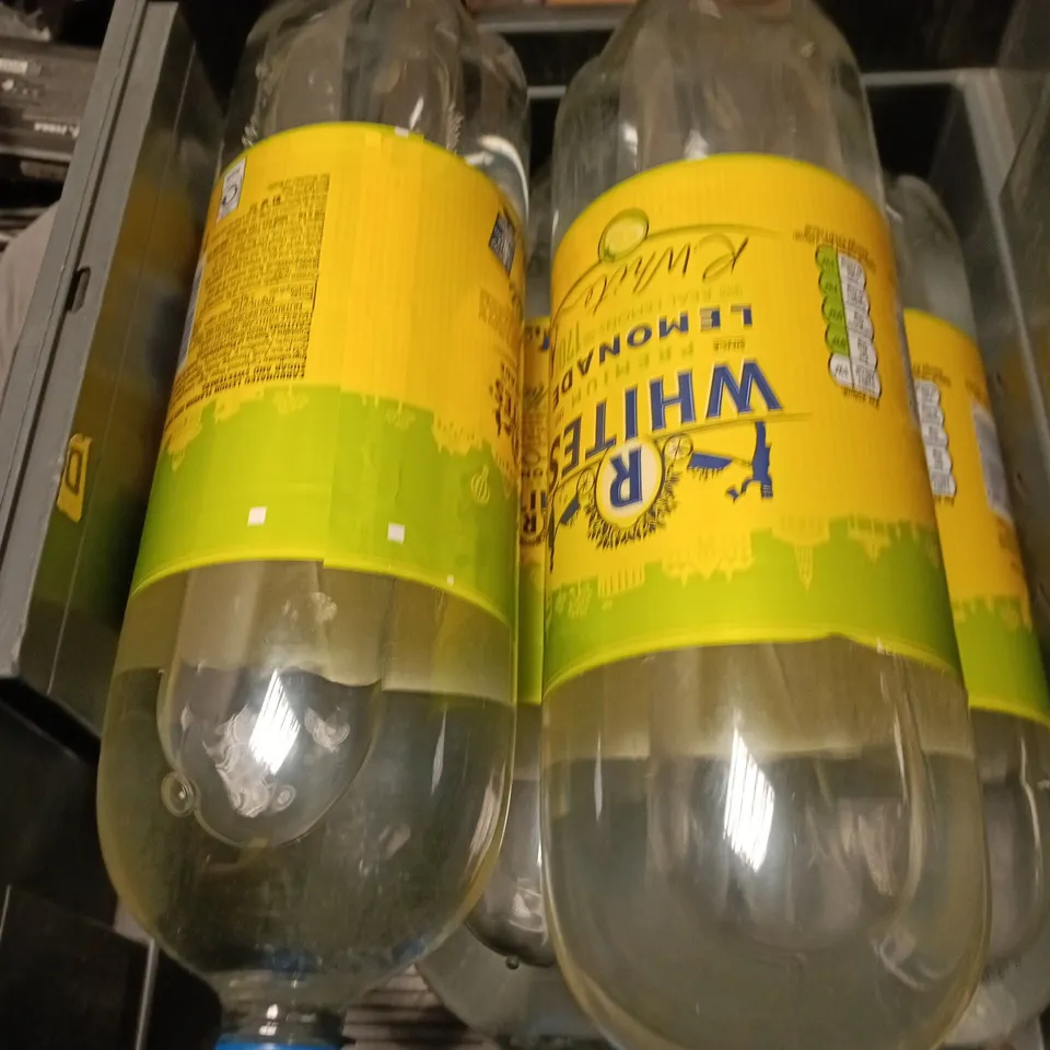 APPROXIMATELY 4 X 2L BOTTLES OF R WHITES LEMONADE 