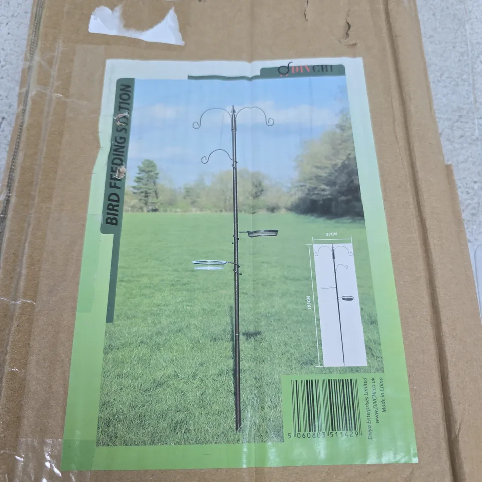 BIRD FEEDING STATION GARDEN ORNAMENT ON POLE WITH ACCESSORIES