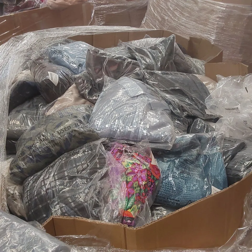 PALLET CONTAINING APPROXIMATELY 450x BRAND NEW ASSORTED DESIGNER CLOTHING ITEMS