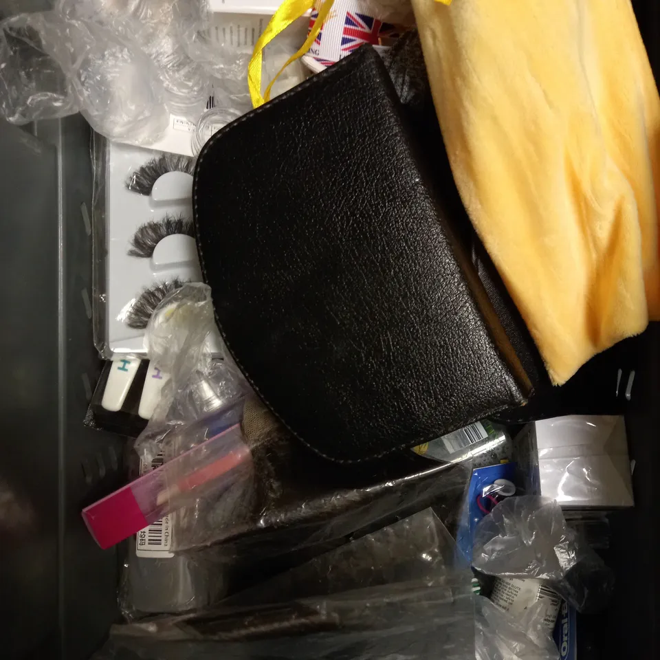 BOX OF APPROXIMATELY 20 ASSORTED HEALTH & BEAUTY PRODUCTS TO INCLUDE SCHOLL PARTY FEET, XENCE LABS GLOVE, BY MY BEARD OIL ETC 