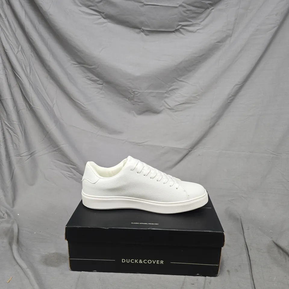 DUCK & COVER WHITE LEATHER SNEAKER SIZE 11