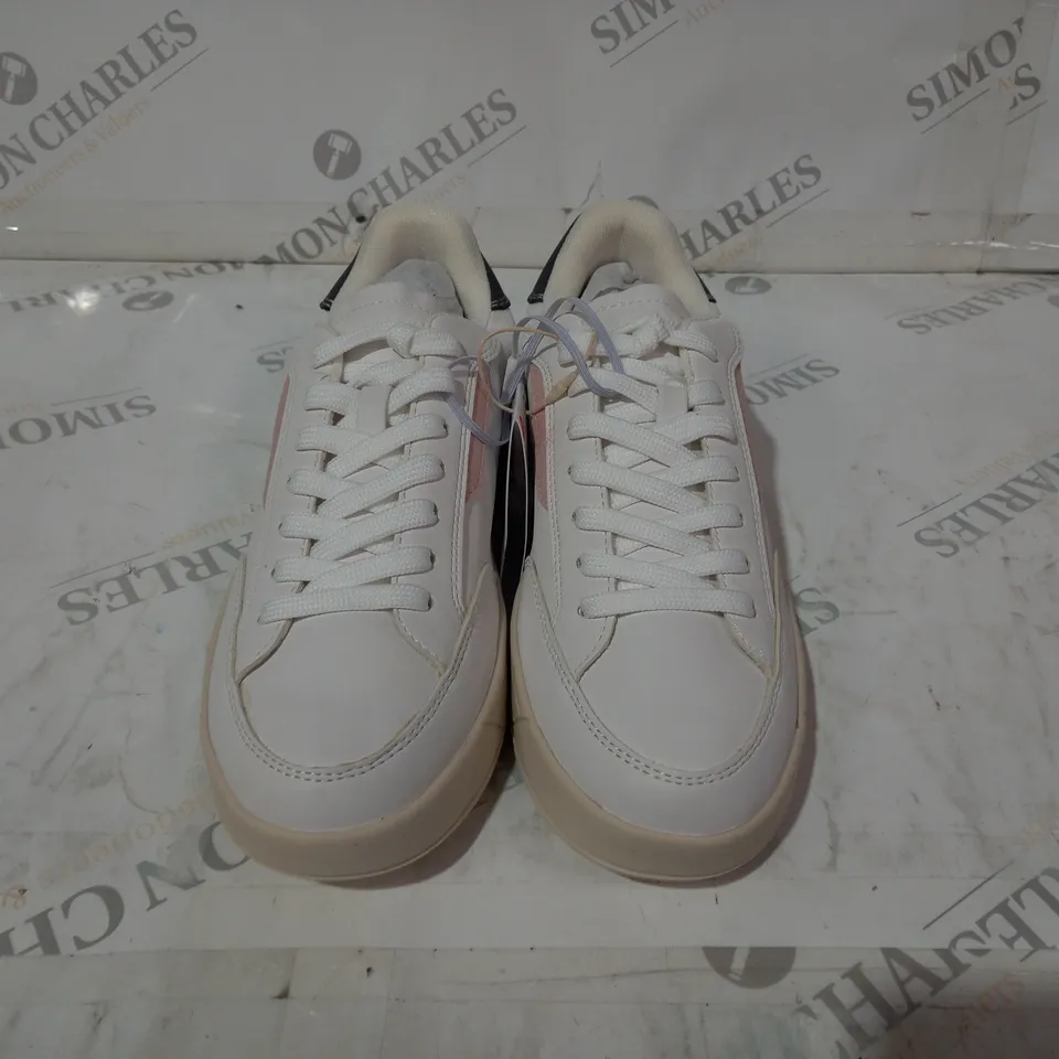 BAMBA BASICA RETRO BERSHKA SIZE 4 WHITE TRAINER