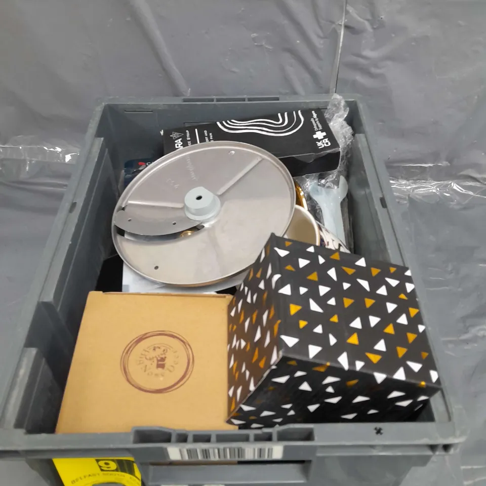 TOTE OF APPROX 10 HOUSEHOLD ITEMS TOO INCLUDE MUGS , SCALES , KNEE STRAPS   , ETC. 