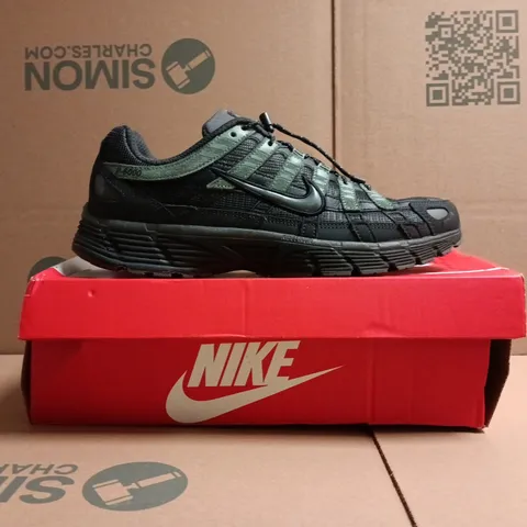 BOXED PAIR OF NIKE P-6000 TRAINERS IN BLACK/ANTHRACITE GREY SIZE UK 9