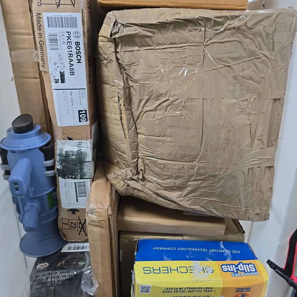 APPROXIMATELY 10 ASSORTED DAMAGED/FAULTY HOUSEHOLD PRODUCTS TO INCLUDE CANDLE PILLAR, LED LIGHTS, TABLE LAMP ETC 