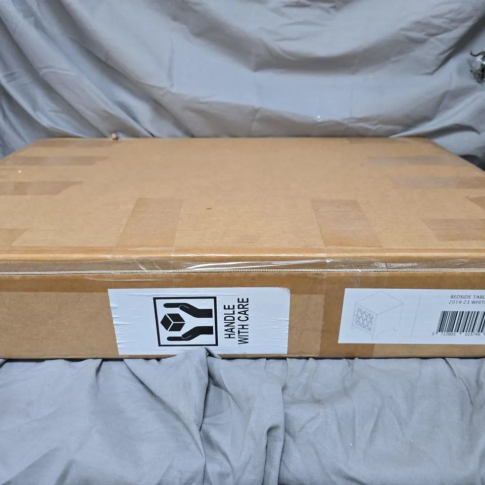 CAM CAM BEDSIDE TABLE IN WHITE 