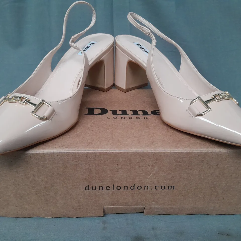 BOXED PAIR OF DUNE LONDON CLOSED TOE BLOCK HEEL SANDALS IN BLUSH SIZE 8