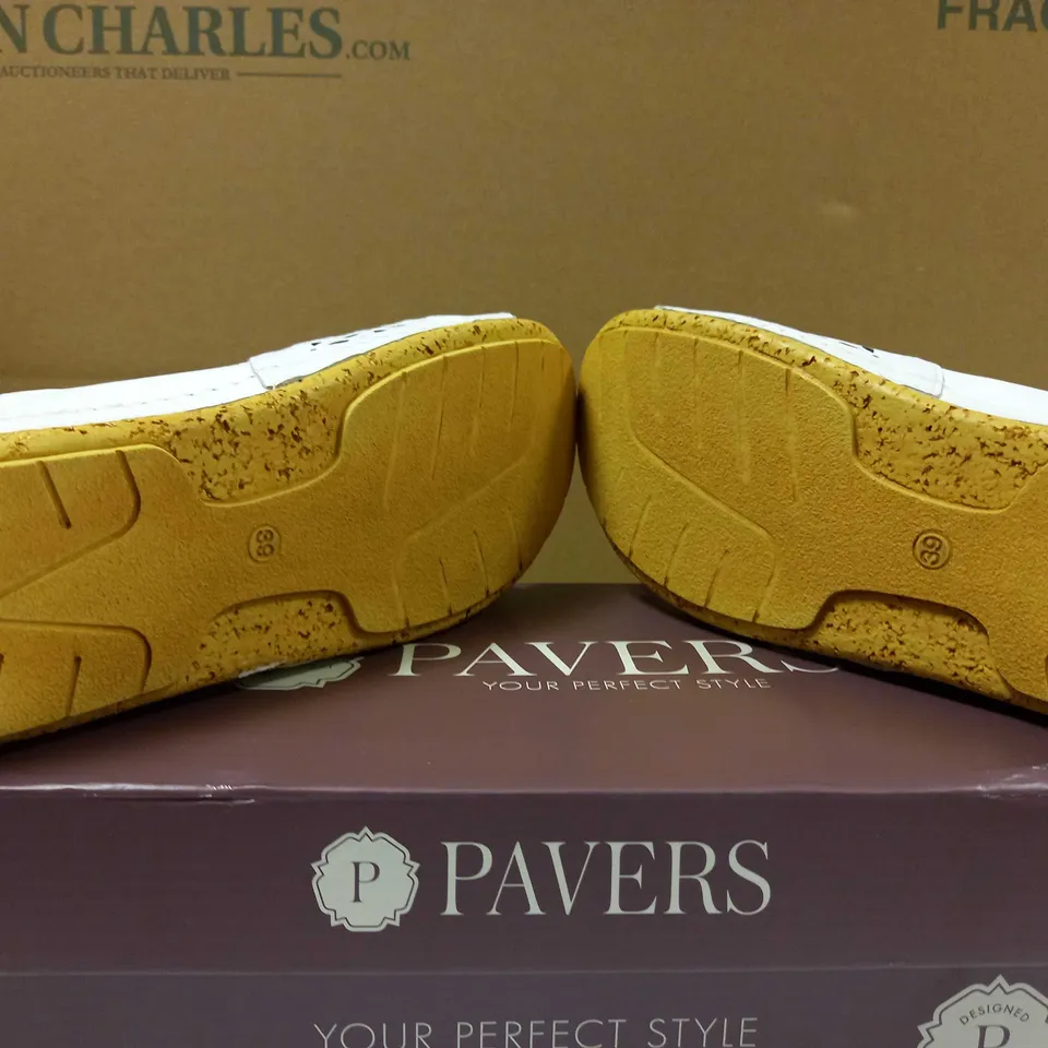 BOXED PAVERS WHITE SANDALS - SIZE 5.5