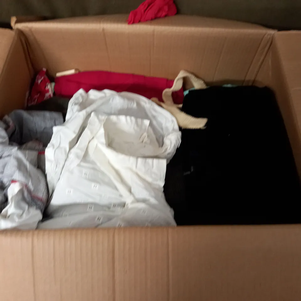 LARGE QUANTITY OF ASSORTED CLOTHING ITEMS 