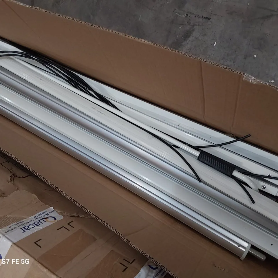 BOXED ROLL OUT SUN SHADE 400 × 300 WHITE