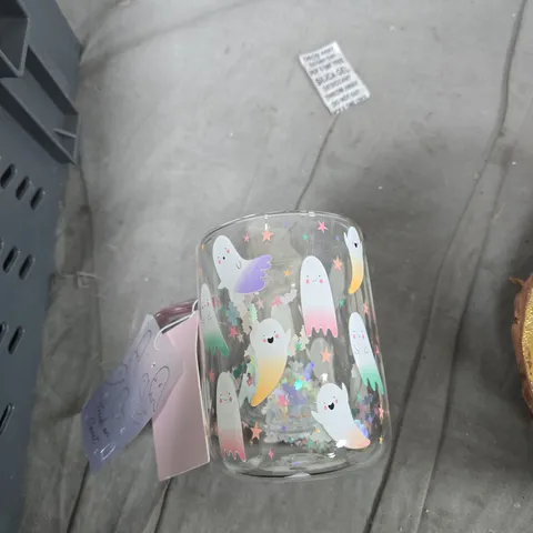 TOTE OF APPROXIMATELY 7 ASSORTED GLASS/CERAMIC ITEMS TO INCLUDE: MUG AND BOWL