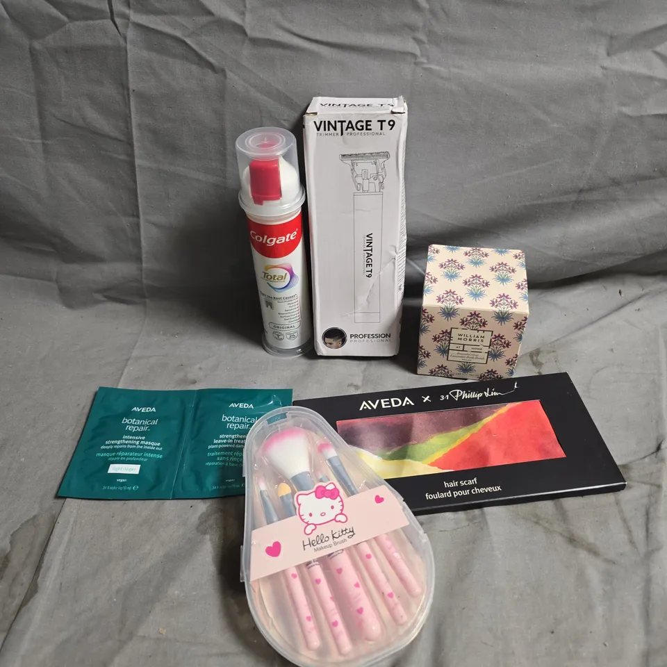 APPROXIMATELY 15 ASSORTED HEALTH & BEAUTY PRODUCTS TO INCLUDE COLGATE TOOTHPASTE, HAIR SCARF, MAKE-UP BRUSH SET ETC 