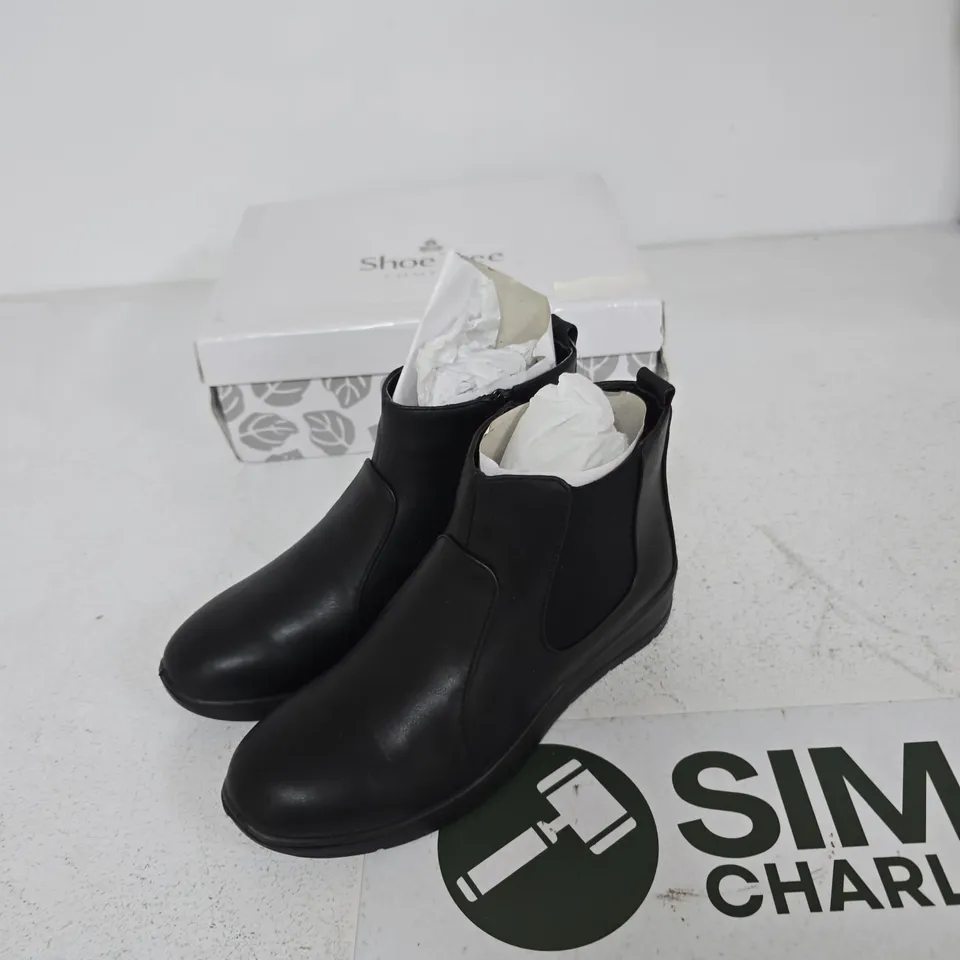 SHOE TREE COMFORT BRAMBLE BLACK PU CHELSEA ANKLE BOOTS – UK 4 (BOXED)