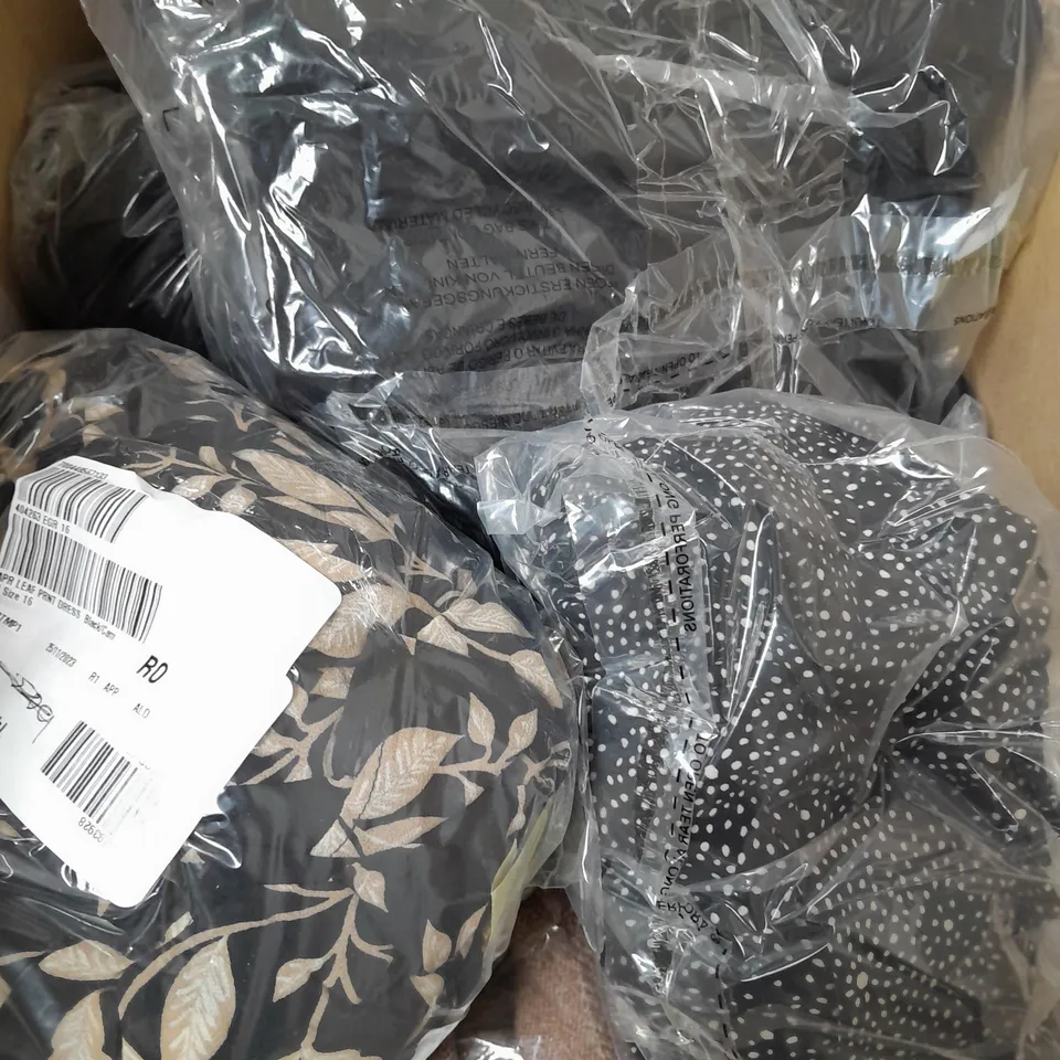 A BOX OF 10 ITEMS OF CLOTHING TO INCLUDE A BLACK AND SILVER TOP AND A FLOWER DESIGN DRESS 