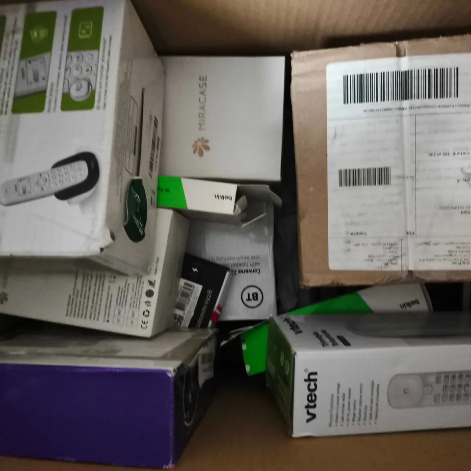 BOX OF APPROXIMATELY 10 ASSORTED ITEMS TO INCLUDE IPHONE CASE, TRIMSTYLE TELEPHONE, ETC