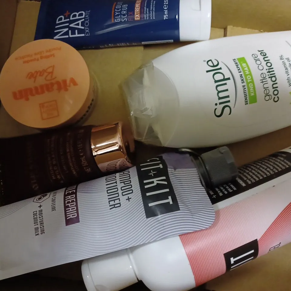 APPROXIMATELY 10 ASSORTED HEALTH AND BEAUTY PRODUCTS TO INCLUDE RABANNE LADY MILLION EAU DE PARFUM 5ML, JASON SOOTHING ALOE VERA HAND AND BODY LOTION, HEALTHSPAN THICKENING CAFFEINE CONDITIONER