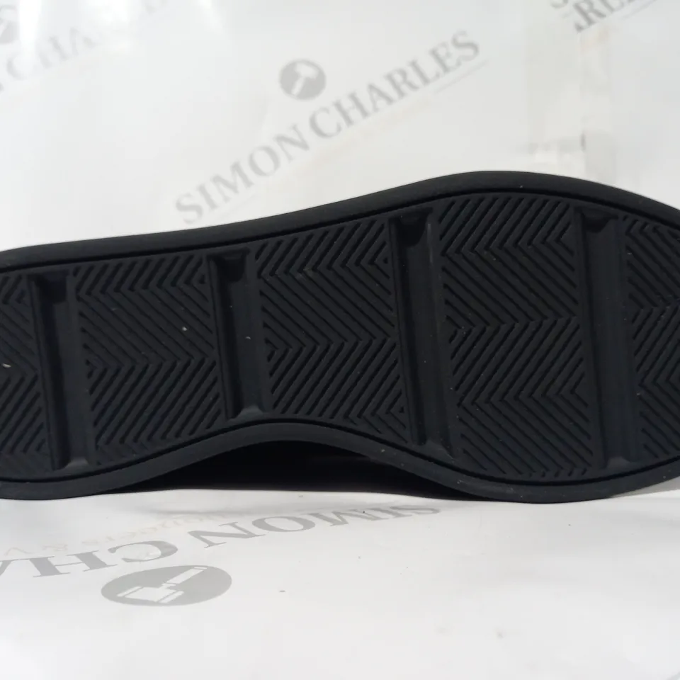 BOXED PAIR OF ADIDAS KANTANA SHOES IN BLACK UK SIZE 10