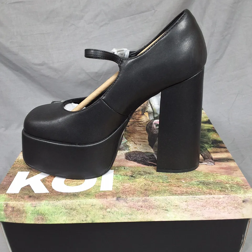 BOXED PAIR OF KOI DARKBLOOM BLACK PLATFORM HEELS SIZE UK 6