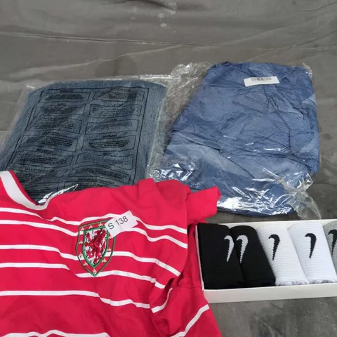 APPROXIMATELY 25 ASSORTED CLOTHING PRODUCTS IN VARIOUS STYLES & SIZES TO INCLUDE JACKETS, T-SHIRTS, DRESSES ETC