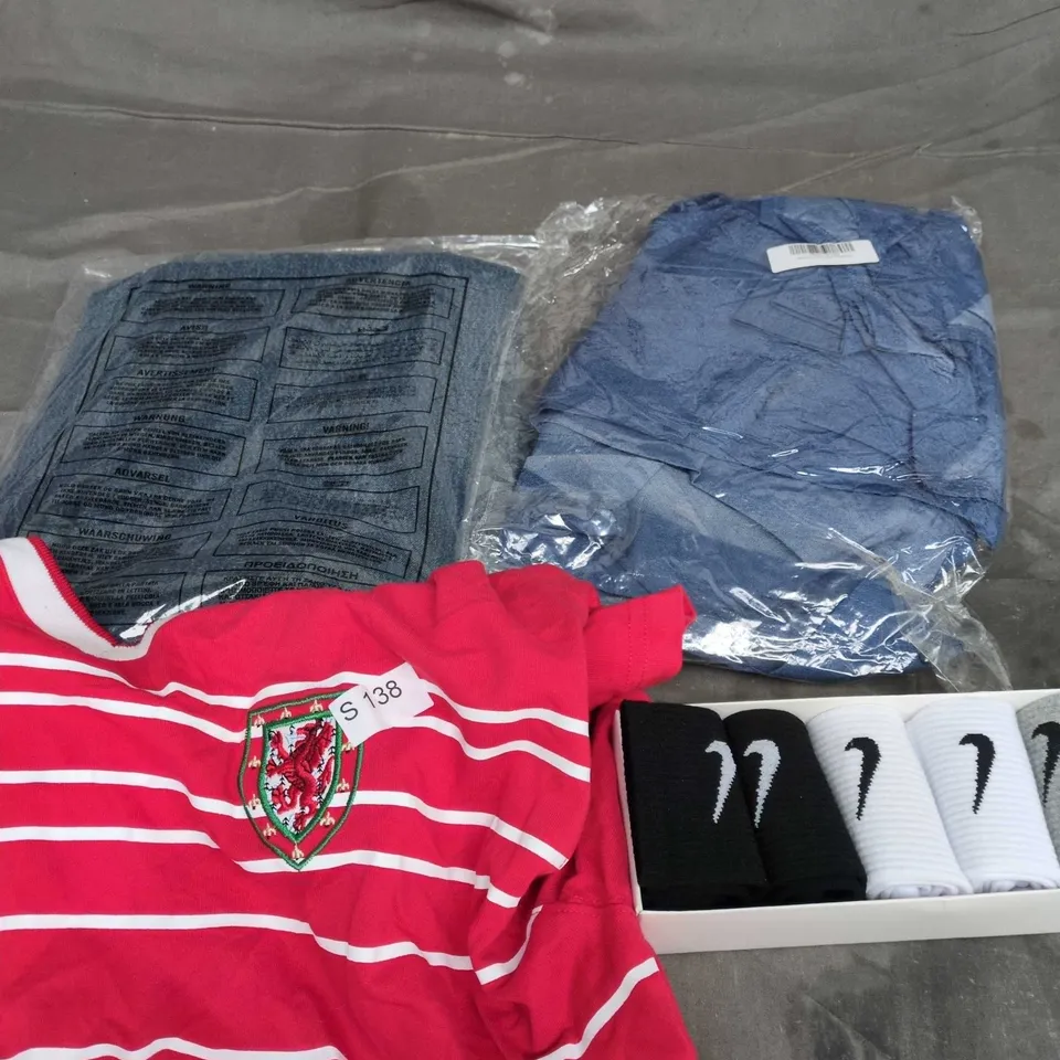 APPROXIMATELY 25 ASSORTED CLOTHING PRODUCTS IN VARIOUS STYLES & SIZES TO INCLUDE JACKETS, T-SHIRTS, DRESSES ETC