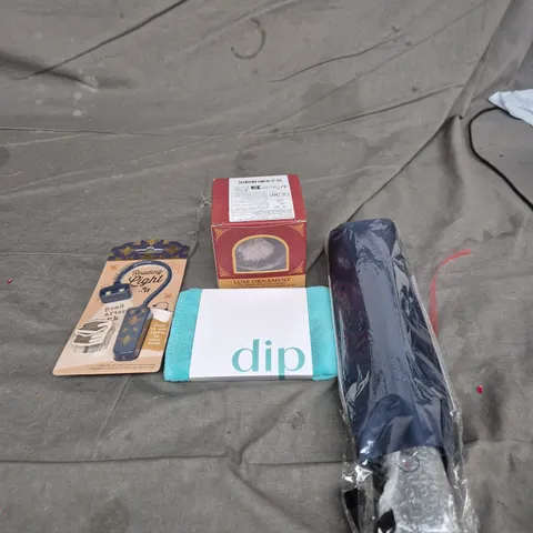 APPROXIMATELY 20 HOUSEHOLD ITEMS TO INCLUDE - LUXE ORNAMENT, UMBRELLA AND A READING LIGHT